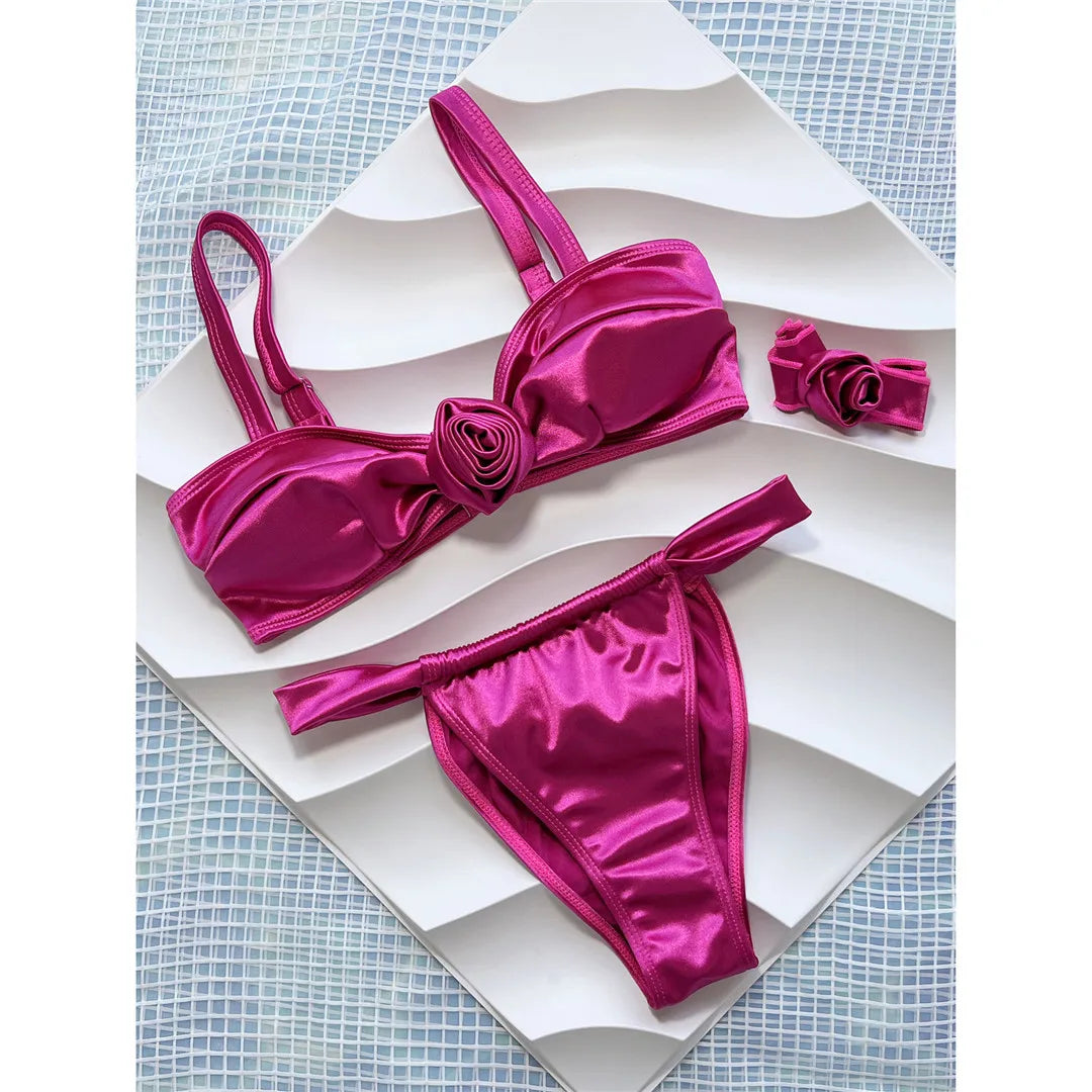 Splendido set bikini a due pezzi ornato da fiori 3D e accenti di collana in rosa caldo per le donne, caratterizzato da un design a gamba alta. Realizzato in nylon e spandex con supporto senza fili e taglio a vita bassa. Si adatta alla taglia e viene fornito con imbottitura per un maggiore comfort. Ideale per le donne di mezza età. Nuovo e in stock.
