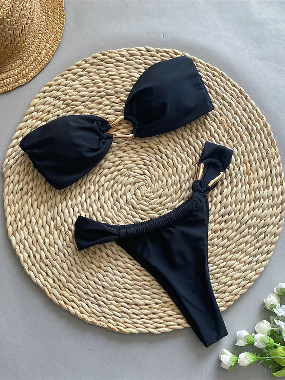 Accattivante set bikini a fascia per donna, caratterizzato da taglio a gamba alta e anelli metallici chic, costume da bagno a due pezzi, vestibilità regolare, disponibile nelle taglie dalla S alla XL, materiale: Nylon e Spandex, Modello a tinta unita, Vita bassa, Senza fili, Design nero moderno ed elegante, Perfetto per un look audace, Include imbottitura