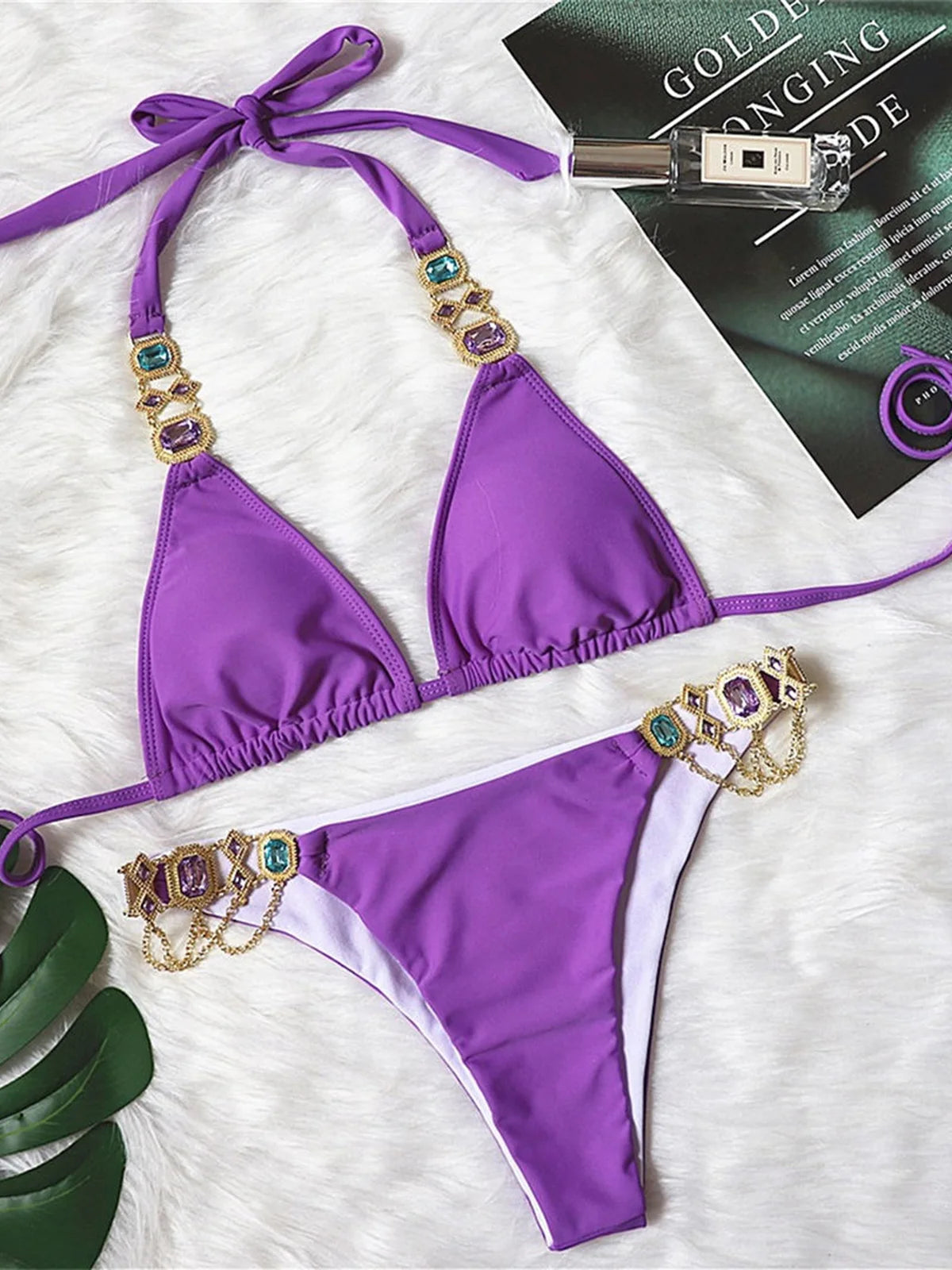 Opulento set bikini con strass e diamanti di lusso disponibile in giallo, rosso, rosa caldo, bianco, argento, viola, blu cielo e nero. Un costume da bagno a due pezzi scintillante in nylon e spandex, con supporto senza fili e design a vita bassa. Veste la taglia giusta, perfetto per le donne che cercano glamour e lusso nei loro costumi da bagno.