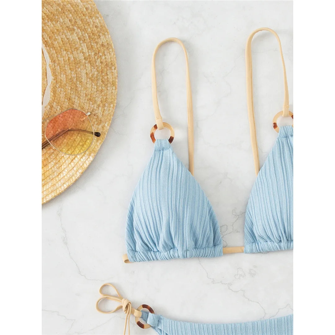 Elegante set di bikini brasiliano imbottito a coste, design a due pezzi con vestibilità comoda, realizzato in nylon e spandex, supporto senza fili, stile a vita bassa, disponibile nelle taglie da donna S, M, L. Caratterizzato da un motivo a tinta unita e da un'imbottitura per il massimo comfort, veste fedelmente alla taglia, offerto in più colori tra cui nero, blu, bianco, giallo, grigio, caffè chiaro, azzurro e multicolore. Ideale per donne di età compresa tra i 18 e i 35 anni e per adulti, Disponibile in stock, in condizioni pari al nuovo, spedizione gratuita.