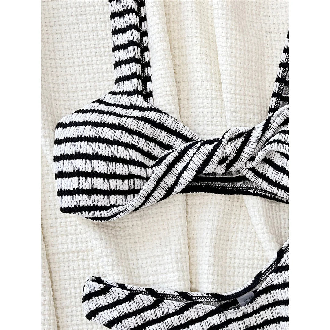 Fate le onde con il set bikini brasiliano a righe con taglio alto, caratterizzato da un giocoso design a righe e da un'esclusiva texture stropicciata per garantire stile e comfort. Questo accattivante costume da bagno a due pezzi è realizzato in poliestere e spandex e offre una vestibilità senza fili, a vita bassa, e imbottiture di sostegno per una silhouette perfetta. Perfetto per arricchire la vostra collezione di costumi da bagno.