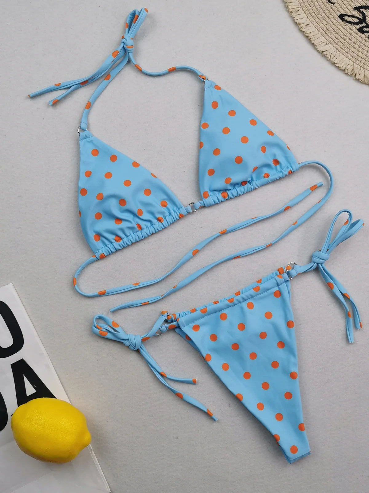 Set bikini a due pezzi a pois e floreale con design a collo alto, disponibile nelle taglie dalla S alla XL, realizzato in nylon e spandex, adatto alle donne, senza fili e con design a vita bassa, viene fornito con imbottitura, si adatta alla taglia. Disponibile in diversi colori come giallo, multicolore, grano, rosa, rosso anguria, rosso, nero, blu, caffè, verde, arancione, viola e in diverse fantasie come fiori, pois, plaid, diamanti e stampe.