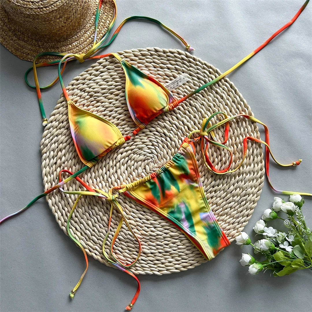 Printed tie-dye halter scrunch butt bikini set, eye-catching design, polyester spandex blend, wire-free support, low waist, women&#39;s two-piece swimwear, fun and dynamic look.